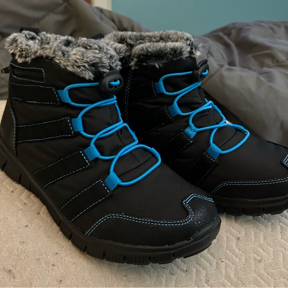 Black and Blue Winter Boots with Faux Fur Trim